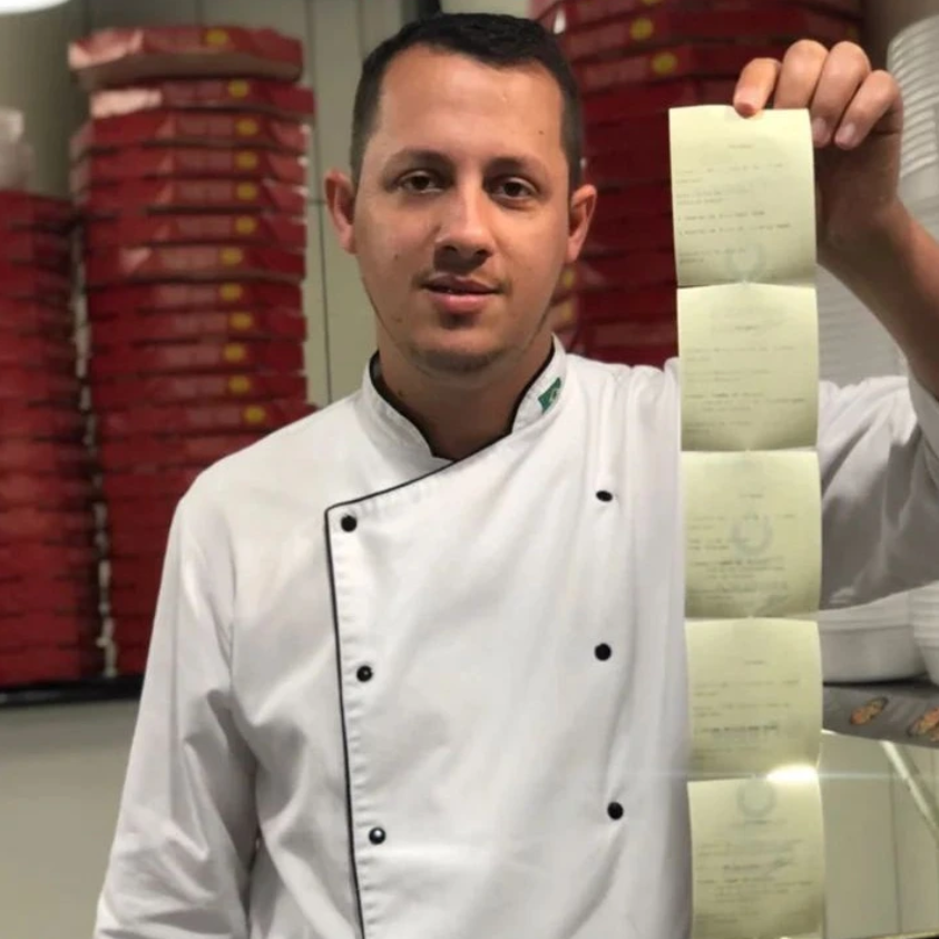 Instrutor Mestre Pizzaiolo em cozinha profissional